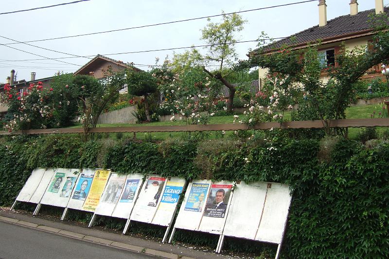 3-4-03 Sierck-les-Bain.JPG - Hier herrscht noch Wahlkampf: Die letzten Tage vor der Stichwahl zum Pariser Parlament